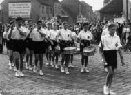 Roßlau - 1. Mai in den späten 50er Jahren Hauptstraße Nähe Jahnstein Nachwuchszug