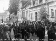 Coswig (Anh.) 1951 - Ein Roßlauer Spielmannszug und das Roßlauer Schalmeienorchester bei einem Umzug