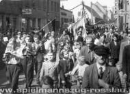 Roßlau 1952 - Das Roßlauer Schalmeienorchester bei einem Umzug in der Hauptstraße