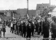 Coswig (Anh.) 1951 - Ein Roßlauer Spielmannszug und das Roßlauer Schalmeienorchester bei einem Umzug